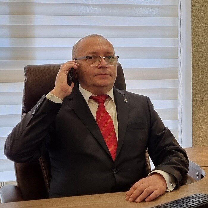 Адвокат Патиев Станислав Асланович за рабочим столом